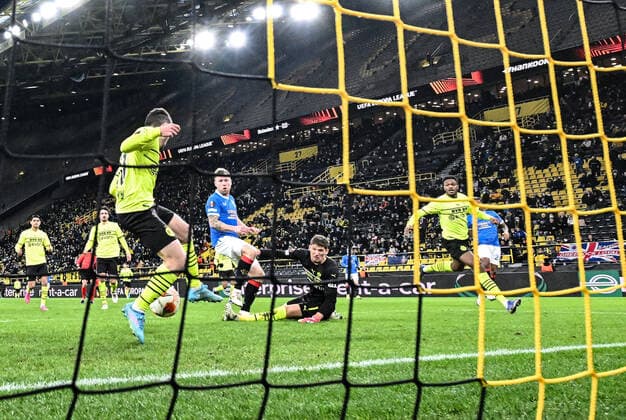 17 02 2022, xjhx, football UEFA Europa League , Borussia Dortmund Glasgow Rangers emspor, v l Gregor Knobel Borussia Dortmund , Alfredo Morelos Glasgow Rangers Goal scored, scores the goal to 2 4 DFL DFB REGULATIONS PROHIBIT ANY USE OF PHOTOGRAPHS as IMAGE SEQUENCES and or QUASI VIDEO Dortmund