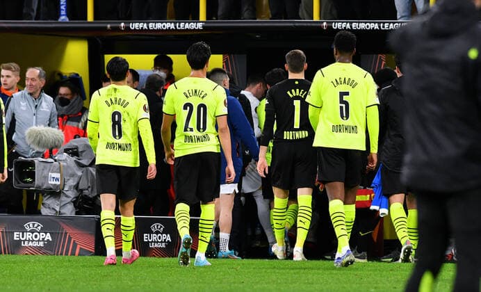 Fussball, UEFA Europe League, Herren, Saison 2021 22, KO Runde Play-off Hinspiel, Borussia Dortmund (gelb) - Glasgow Rangers (blau) 2:4; Abgang BVB. Enttäuschung, Frust, Aktion. UEFA REGULATIONS PROHIBIT ANY USE OF PHOTOGRAPHS AS IMAGE SEQUENCES AND OR QUASI-VIDEO