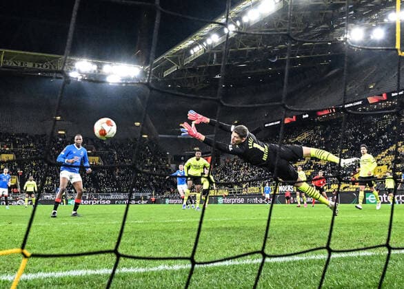17 02 2022, xjhx, football UEFA Europa League , Borussia Dortmund Glasgow Rangers emspor, v l Gregor Knobel Borussia Dortmund , John Lundstram Glasgow Rangers Goal scored, scores the goal to 0 3 DFL DFB REGULATIONS PROHIBIT ANY USE OF PHOTOGRAPHS as IMAGE SEQUENCES and or QUASI VIDEO Dortmund