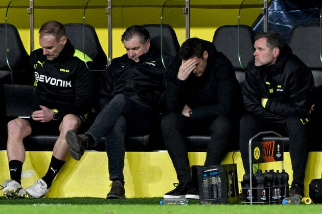 Europa League, Play-Off: Borussia Dortmund - Glasgow Rangers 17.02.2022 im Signal-Iduna-Park in Dortmund. Dortmund s Sportdirektor Michael Zorc und Dortmund s Leiter der Lizenzspieler Abteilung Sebastian Kehl sitzen entäuscht auf der Bank, Enttäuschung, Mimik, Copyright: xDavidxInderliedx