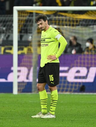 Mats Hummels (Borussia Dortmund) nach dem Abpfiff 17.02.2022, Fussball, Saison 2021 2022, UEFA Europa League, Play Off, Borussia Dortmund - Glasgow Rangers, Foto: Maik Hölter TEAM2sportphoto Dortmund Nordrhein Westfalen Deutschland Team2