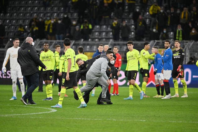 Ordner versuchen nach dem Spiel einen Flitzer einzufangen 17.02.2022, Fussball, Saison 2021 2022, UEFA Europa League, Play Off, Borussia Dortmund - Glasgow Rangers, Foto: Maik Hölter TEAM2sportphoto Dortmund Nordrhein Westfalen Deutschland Team2
