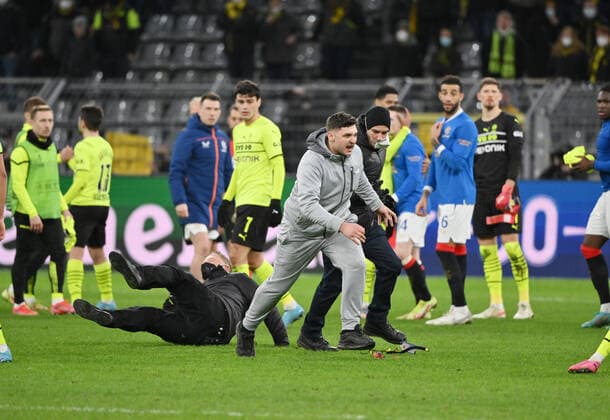 Football, EL, Borussia Dortmund - Glasgow Rangers, streaker after end of match