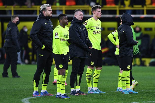 Fußball Europa League K.-o.-Runde-Play-Off Borussia Dortmund - Glasgow Rangers am 17.02.2022 im Signal Iduna Park in Dortmund Enttäuschte Dortmunder Spieler nach dem Spielende xRx