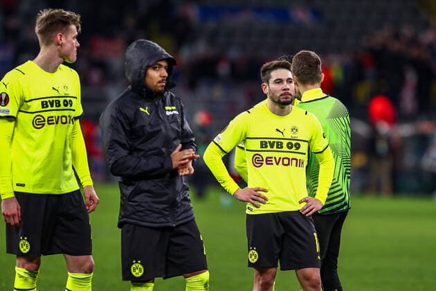Borussia Dortmund BVB Spieler unzufrieden, enttäuscht enttaeuscht nach dem Spiel, GER, Borussia Dortmund BVB vs. Glasgow Rangers FC, K.-o.-Runden-Play-off, Europa League, Spielzeit 2021 2022, 17.02.2022, DFB DFL regulations prohibit any use of photographs as image sequences and or quasi-video., GER, Borussia Dortmund BVB vs. Glasgow Rangers FC, K.-o.-Runden-Play-off, Europa League, Spielzeit 2021 2022, 17.02.2022 Dortmund Copyright: xEibner-Pressefoto GabrielxBoiax EP_EEP