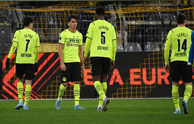 17 02 2022, xjhx, football UEFA Europa League , Borussia Dortmund Glasgow Rangers emspor, v l Giovanni Reyna Borussia Dortmund , Reinier Borussia Dortmund , Dan Axel Zagadou Borussia Dortmund , Nico Schulz Borussia Dortmund disappointed, disappointed looking, dissapointed DFL DFB REGULATES PROHIBIT ANY USE OF PHOTOGRAPHS as IMAGE SEQUENCES and or QUASI VIDEO Dortmund
