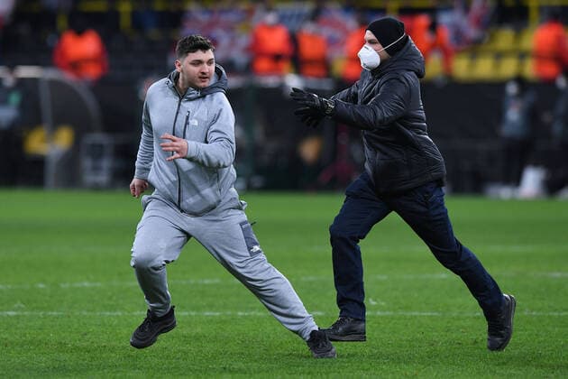 Fußball Europa League K.-o.-Runde-Play-Off Borussia Dortmund - Glasgow Rangers am 17.02.2022 im Signal Iduna Park in Dortmund Ein Flitzer nach dem Spielende auf dem Spielfeld xRx