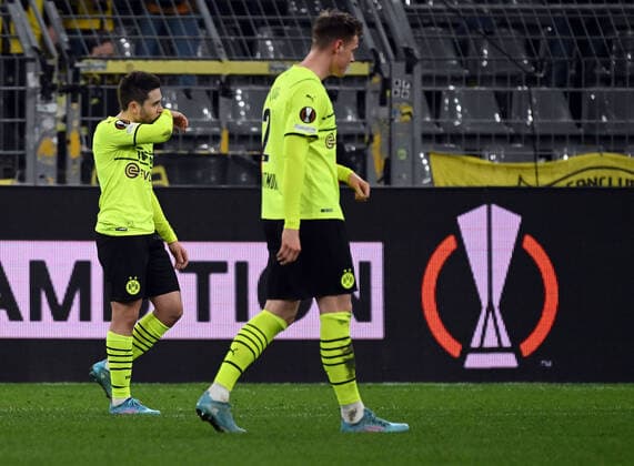 17 02 2022, xjhx, football UEFA Europa League , Borussia Dortmund Glasgow Rangers emspor, v l Raphael Guerreiro Borussia Dortmund , Steffen Tigges Borussia Dortmund disappointed, looking disappointed, dissapointed DFL DFB REGULATES PROHIBIT ANY USE OF PHOTOGRAPHS as IMAGE SEQUENCES and or QUASI VIDEO Dortmund