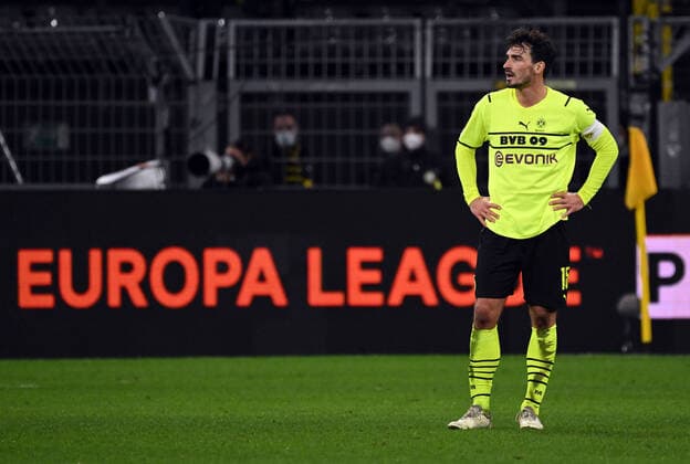 17 02 2022, xjhx, football UEFA Europa League , Borussia Dortmund Glasgow Rangers emspor, v l Mats Hummels Borussia Dortmund disappointed, looking disappointed, dissapointed DFL DFB REGULATES PROHIBIT ANY USE OF PHOTOGRAPHS AS IMAGE SEQUENCES AND OR QUASI VIDEO Dortmund