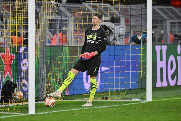 Torwart Gregor Kobel (Borussia Dortmund) holt nach dem 0:3 den Ball aus dem Tor 17.02.2022, Fussball, Saison 2021 2022, UEFA Europa League, Play Off, Borussia Dortmund - Glasgow Rangers, Foto: Maik Hölter TEAM2sportphoto Dortmund Nordrhein Westfalen Deutschland Team2