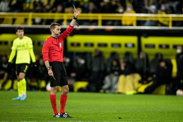 UEFA Europa League, Borussia Dortmund Rangers FC 17 02 2022 referee Clement Louis Jean Turpin shows Allan McGregor Rangers FC, 1 yellow UEFA Europa League, Borussia Dortmund Rangers FC, Dortmund, SIGNAL IDUNA PARK REGULATES PROHIBIT ANY USE OF PHOTOGRAPHS AS IMAGE SEQUENCES AND OR QUASI VIDEO Copyright: xBEAUTIFULxSPORTS Wunderlx
