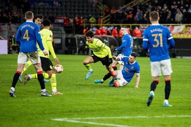 UEFA Europa League, Borussia Dortmund Rangers FC 17 02 2022 Giovanni Reyna Borussia Dortmund, 7 , Ryan Jack Rangers FC, 8 UEFA Europa League, Borussia Dortmund Rangers FC, Dortmund, SIGNAL IDUNA PARK REGULATES PROHIBIT ANY USE OF PHOTOGRAPHS AS IMAGE SEQUENCES AND OR QUASI VIDEO Copyright: xBEAUTIFULxSPORTS Wunderlx