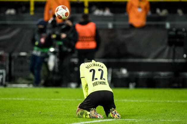 UEFA Europa League, Borussia Dortmund Rangers FC 17 02 2022 Jude Bellingham Borussia Dortmund, 22 frustrated on his knees after the match UEFA Europa League, Borussia Dortmund Rangers FC, Dortmund, SIGNAL IDUNA PARK REGULATES PROHIBIT ANY USE OF PHOTOGRAPHS AS IMAGE SEQUENCES AND OR QUASI VIDEO Copyright: xBEAUTIFULxSPORTS Wunderlx
