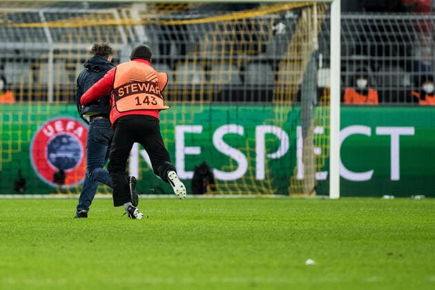 UEFA Europa League, Borussia Dortmund Rangers FC 17 02 2022 Flitzer 2 also intercepted by security UEFA Europa League, Borussia Dortmund Rangers FC, Dortmund, SIGNAL IDUNA PARK REGULATES PROHIBIT ANY USE OF PHOTOGRAPHS AS IMAGE SEQUENCES AND OR QUASI VIDEO Copyright: xBEAUTIFULxSPORTS Wunderlx