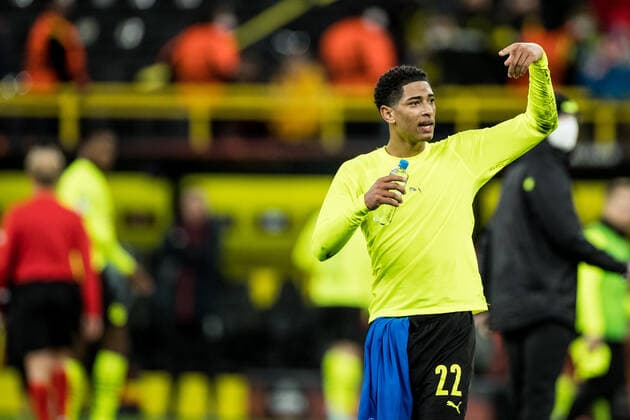 UEFA Europa League, Borussia Dortmund Rangers FC 17 02 2022 Jude Bellingham Borussia Dortmund, 22 thanks fans for support UEFA Europa League, Borussia Dortmund Rangers FC, Dortmund, SIGNAL IDUNA PARK REGULATES PROHIBIT ANY USE OF PHOTOGRAPHS AS IMAGE SEQUENCES AND OR QUASI VIDEO Copyright: xBEAUTIFULxSPORTS Wunderlx