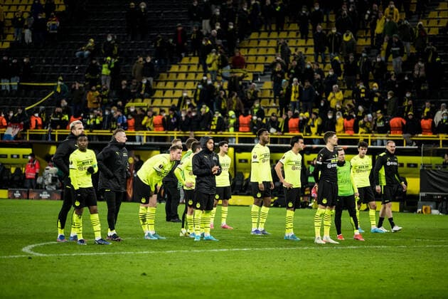 UEFA Europa League, Borussia Dortmund Rangers FC 17 02 2022 The players of Borussia Dortmund dejected after the match in front of the Suedkurve UEFA Europa League, Borussia Dortmund Rangers FC, Dortmund, SIGNAL IDUNA PARK REGULATES PROHIBIT ANY USE OF PHOTOGRAPHS AS IMAGE SEQUENCES AND OR QUASI VIDEO Copyright: xBEAUTIFULxSPORTS Wunderlx