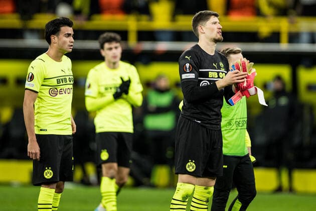 UEFA Europa League, Borussia Dortmund Rangers FC 17 02 2022 Gregor Kobel Borussia Dortmund, 1 after the match UEFA Europa League, Borussia Dortmund Rangers FC, Dortmund, SIGNAL IDUNA PARK REGULATES PROHIBIT ANY USE OF PHOTOGRAPHS AS IMAGE SEQUENCES AND OR QUASI VIDEO Copyright: xBEAUTIFULxSPORTS Wunderlx