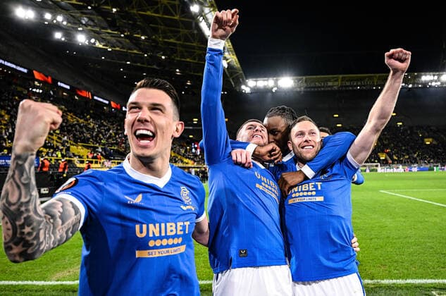 17 02 2022, xjhx, football UEFA Europa League , Borussia Dortmund Glasgow Rangers emspor, v l John Lundstram Glasgow Rangers celebrate the goal, The goal celebration to 0 3 DFL DFB REGULATIONS PROHIBIT ANY USE OF PHOTOGRAPHS as IMAGE SEQUENCES and or QUASI VIDEO Dortmund