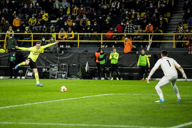 UEFA Europa League, Borussia Dortmund Rangers FC 17 02 2022 Nico Schulz Borussia Dortmund, 14 Allan McGregor Rangers FC, 1 UEFA Europa League, Borussia Dortmund Rangers FC, Dortmund, SIGNAL IDUNA PARK REGULATES PROHIBIT ANY USE OF PHOTOGRAPHS AS IMAGE SEQUENCES AND OR QUASI VIDEO Copyright: xBEAUTIFULxSPORTS Wunderlx