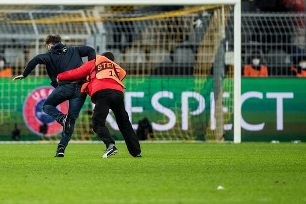 UEFA Europa League, Borussia Dortmund Rangers FC 17 02 2022 Flitzer 2 also intercepted by security UEFA Europa League, Borussia Dortmund Rangers FC, Dortmund, SIGNAL IDUNA PARK REGULATES PROHIBIT ANY USE OF PHOTOGRAPHS AS IMAGE SEQUENCES AND OR QUASI VIDEO Copyright: xBEAUTIFULxSPORTS Wunderlx