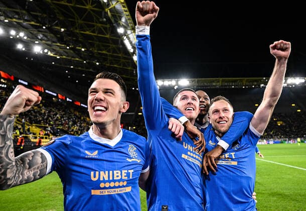 17 02 2022, xjhx, football UEFA Europa League , Borussia Dortmund Glasgow Rangers emspor, v l John Lundstram Glasgow Rangers celebrate the goal, The goal celebration to 0 3 DFL DFB REGULATIONS PROHIBIT ANY USE OF PHOTOGRAPHS as IMAGE SEQUENCES and or QUASI VIDEO Dortmund