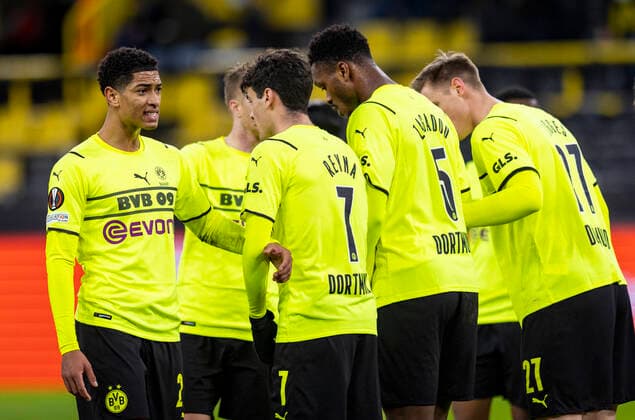Jude Bellingham (BVB) richtet die Mauer Borussia Dortmund - Glasgow Rangers 17.02.2022, Fussball Foto: Moritz Müller
