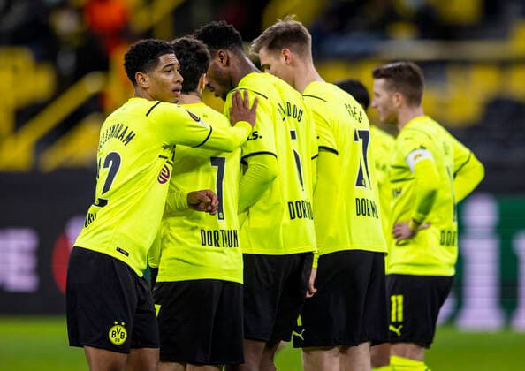 Jude Bellingham (BVB) richtet die Mauer Borussia Dortmund - Glasgow Rangers 17.02.2022, Fussball Foto: Moritz Müller