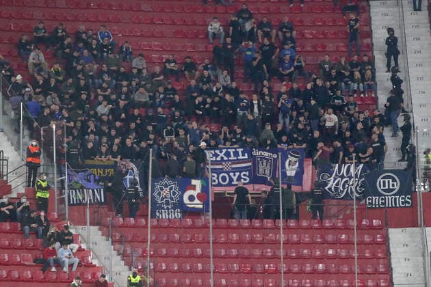 Fußball, EL, FC Sevilla -Dinamo Zagreb, Ausschreitungen im Fanblock Sevilla FC v Dinamo Zagreb: Knockout Round Play-Offs Leg One - UEFA Europa League Dinamo Zagreb supporters cheer in the stands prior the UEFA Europa League Knockout Round Play-Offs Leg One match between Sevilla FC and Dinamo Zagreb at Estadio Ramon Sanchez Pizjuan on February 17, 2022 in Seville, Spain. GoranxStanzl PIXSELL