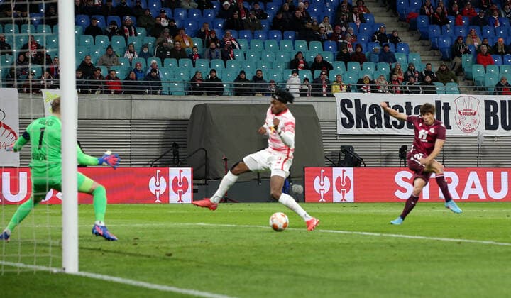 Robin Le Normand Tor Torschuß zum 0:1, Torwart Peter Gulacsi, Mohamed Simakan Aktion Spielszene Zweikampf Fußball Fussball UEFA Euroleague Europa League UEL Herren Saison 2021 2022 17.02.2022 Rasen Ballsport RB Leipzig RBL vs. Real Sociedad San Sebastian DFL regulations prohibit any use of photographs as image sequences and or quasi-video.