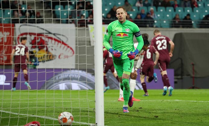 Torwart Peter Gulacsi enttäuscht nach 0:1 Enttäuschung Aktion Spielszene Zweikampf Fußball Fussball UEFA Euroleague Europa League UEL Herren Saison 2021 2022 17.02.2022 Rasen Ballsport RB Leipzig RBL vs. Real Sociedad San Sebastian DFL regulations prohibit any use of photographs as image sequences and or quasi-video.