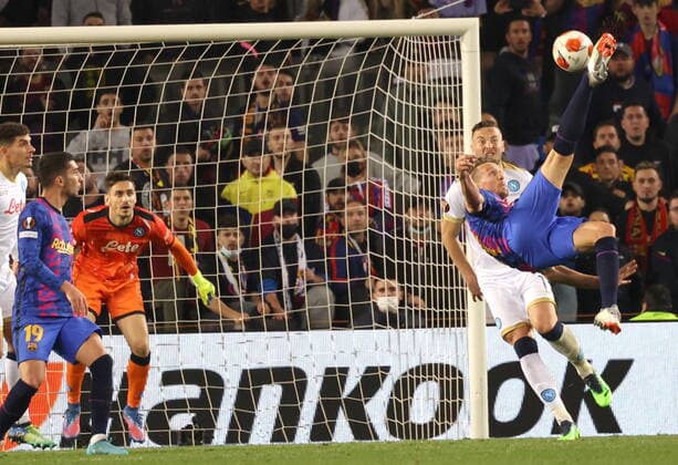 February 17, 2022, Barcelona, Catalogna, Espana: Luuk De Jong del Barcellona fa un tiro in acobazia ma non fa goal al Napoli..During the Europa League Football match FC Barcelona, Barca vs SSC Naples on February 17, 2022 at the Camp Nou stadium in Barcelona..In picture: Barcelona Espana - ZUMAs236 20220217_zap_s236_037 Copyright: xFabioxSassox
