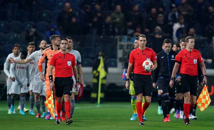 Photo Spada LaPresse February 17 , 2022 - Bergamo ,Italy Soccer Atalanta vs Olympiacos - Europa League 2021 2022 In the photo : the referees enteron thr pitch  Copyright: xSpada LaPressex