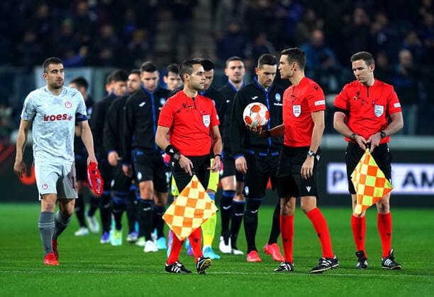 Photo Spada LaPresse February 17 , 2022 - Bergamo ,Italy Soccer Atalanta vs Olympiacos - Europa League 2021 2022 In the photo : the referees enteron thr pitch  Copyright: xSpada LaPressex