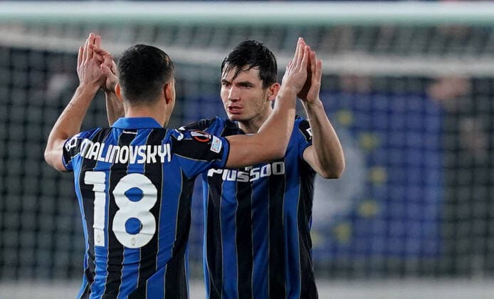 Photo Spada LaPresse February 17 , 2022 - Bergamo ,Italy Soccer Atalanta vs Olympiacos - Europa League 2021 2022 In the photo : Ruslan Malinovskyi (Atalanta BC); Marten de Roon (Atalanta BC);  Copyright: xSpada LaPressex