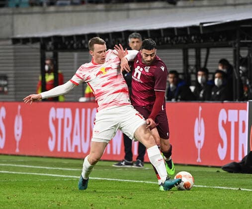 Football, men, 2021 2022 season, Europa League play offs, to reach the round of 16, first leg , RB Leipzig Real Sociedad San Sebastian, v l Lukas Klostermann RB Leipzig , Diego Rico Real Sociedad , 17 02 2022, Copyright: xMatthiasxKochx