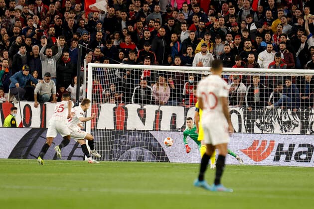 February 17, 2022, Seville, Spain: IVAN RAKITIC of Sevilla (L) scores a penalty for 1-0 during the Europa League Play-off, 1st leg, soccer match between Sevilla FC and Dinamo Zagreb at the Ramon Sanchez Pizjuan Stadium Seville Spain - ZUMAa142 20220217_zap_a142_001 Copyright: xDanielxGonzalezxAcunax