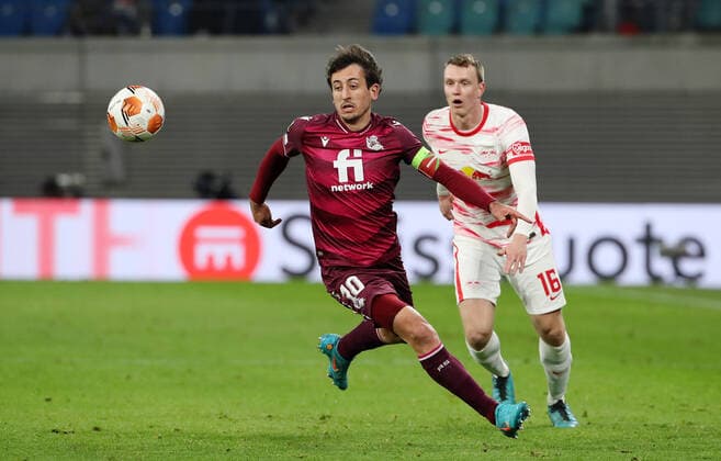 Mikel Oyarzabal, Lukas Klostermann Aktion Spielszene Zweikampf Fußball Fussball UEFA Euroleague Europa League UEL Herren Saison 2021 2022 17.02.2022 Rasen Ballsport RB Leipzig RBL vs. Real Sociedad San Sebastian DFL regulations prohibit any use of photographs as image sequences and or quasi-video.