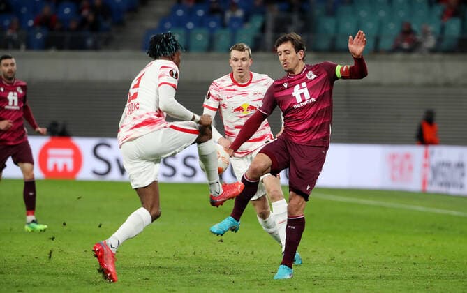 Mohamed Simakan, Mikel Oyarzabal Aktion Spielszene Zweikampf Fußball Fussball UEFA Euroleague Europa League UEL Herren Saison 2021 2022 17.02.2022 Rasen Ballsport RB Leipzig RBL vs. Real Sociedad San Sebastian DFL regulations prohibit any use of photographs as image sequences and or quasi-video.