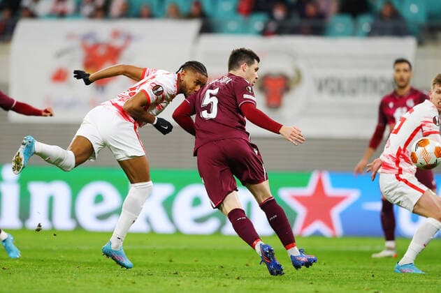 RB Leipzig - San Sebastian 17.02.2022 Leipzig, 17.02.2022, Red Bull Arena, Fussball, UEFA Europa League, Play Off Runde , RB Leipzig (GER) vs. Real Sociedad San Sebastian (ESP) , Tor für Leipzig zum 1:1. Im Bild: Torschütze Christopher Nkunku (18, RB Leipzig) kommt vor Igor Zubeldia (5, San Sebastian) zum Kopfball. Tor! , UEFA regulations prohibit any use of photographs as image sequences and or quasi-video , Picture Point