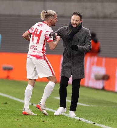 RB Leipzig San Sebastian 17 02 2022 Leipzig, 17 02 2022, Red Bull Arena, Football, UEFA Euro League, Ko Runde PlayOff, First leg , RB Leipzig vs Real Sociedad San Sebastian , Pictured from left Kevin Kampl 44, RB Leipzig , Coach Domenico Tedesco RB Leipzig , UEFA regulations prohibit any use of photographs as image sequences and or quasi video