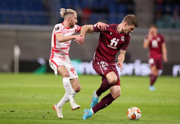 RB Leipzig - San Sebastian 17.02.2022 Leipzig, 17.02.2022, Red Bull Arena, Fussball, UEFA EURO, EM, Europameisterschaft,Fussball League, Ko Runde PlayOff, Hinspiel , RB Leipzig vs. Real Sociedad San Sebastian , Im Bild von links; Kevin Kampl (44, RB Leipzig), Alexander Sörloth Soerloth (23, San Sebastian). , UEFA regulations prohibit any use of photographs as image sequences and or quasi-video.