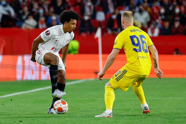 February 17, 2022, Seville, Seville, Spain: Jules Kounde of Sevilla CF control the ball during the UEFA Europa League match between Sevilla FC and GNK Dinamo Zagreb at Ramon Sanchez Pizjuan on Febraury 17, 2022 in Seville, Spain. Seville Spain - ZUMAd159 0151220314st Copyright: xJosexLuisxContrerasx