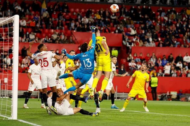 February 17, 2022, Seville, Spain: YASSINE BOUNOU of Sevilla (L) makes a save in front off BRUNO PETKOVIC of Dinamo Zagreb (R) during the Europa League Play-off, 1st leg, soccer match between Sevilla FC and Dinamo Zagreb at the Ramon Sanchez Pizjuan Stadium Seville Spain - ZUMAa142 20220217_zap_a142_005 Copyright: xDanielxGonzalezxAcunax