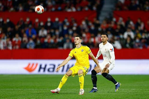 Mandatory Credit: Photo by Pressinphoto Shutterstock (12811851f) Deni Juric of Dinamo Zagreb and Karim Rekik of Sevilla FC Sevilla FC v Dinamo Zagreb, UEFA Europa League 2021-2022, round of 16, first leg. Football, Sanchez Pizjuan Stadium, Sevillaa, Spain - 7 Feb 2021 Editorial use only Sevilla FC v Dinamo Zagreb, UEFA Europa League 2021-2022, round of 16, first leg. Football, Sanchez Pizjuan Stadium, Sevillaa, Spain - 7 Feb 2021 Editorial use only Copyright: xPressinphoto Shutterstockx 12811851f