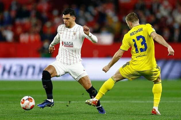 Mandatory Credit: Photo by Pressinphoto Shutterstock (12811851g) Karim Rekik of Sevilla FC and Stefan Ristovski of Dinamo Zagreb Sevilla FC v Dinamo Zagreb, UEFA Europa League 2021-2022, round of 16, first leg. Football, Sanchez Pizjuan Stadium, Sevillaa, Spain - 7 Feb 2021 Editorial use only Sevilla FC v Dinamo Zagreb, UEFA Europa League 2021-2022, round of 16, first leg. Football, Sanchez Pizjuan Stadium, Sevillaa, Spain - 7 Feb 2021 Editorial use only Copyright: xPressinphoto Shutterstockx 12811851g