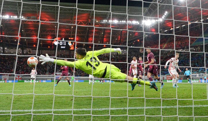 Fussball, Herren, Saison 2021 2022, Europa League (Play-offs, zum Erreichen des Achtelfinals, Hinspiel), RB Leipzig - Real Sociedad San Sebastian, Christopher Nkunku (RB Leipzig) erzielt das Tor zum 1:1 gegen Torhüter Mathew Ryan (Real Sociedad), 17.02. 2022, Copyright: xMatthiasxKochx