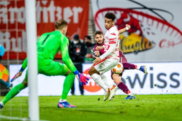 FB EL RB Leipzig Real Sociedad Portu Real Sociedad in the duel with Tyler Adams RB Leipzig during the knockout rounds play off season 2021 2022 in the Europa League men between RB Leipzig and Real Sociedad San Sebastian at the Red Bull Arena on 17 February 2022 in Leipzig, Saxony, Germany