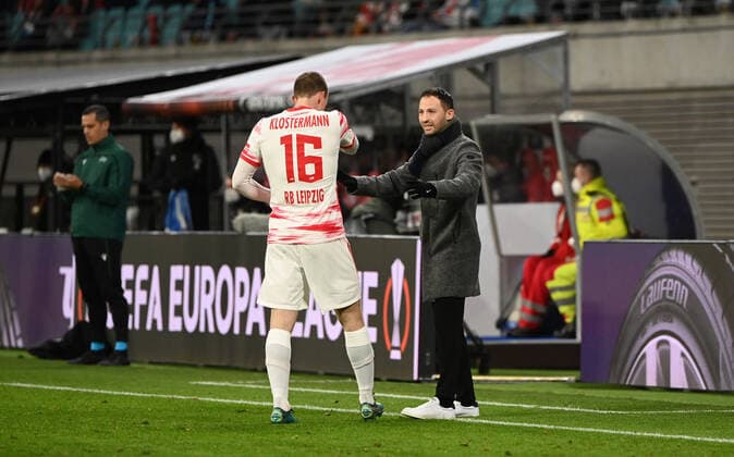 Football, men, 2021 2022 season, Europa League play offs, to reach the round of 16, first leg , RB Leipzig Real Sociedad San Sebastian, v l Lukas Klostermann RB Leipzig , coach Domenico Tedesco RB Leipzig , 17 02 2022, Copyright: xMatthiasxKochx