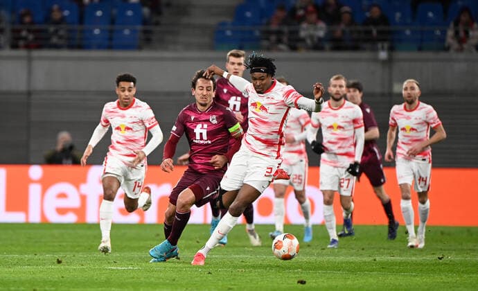 Football, men, 2021 2022 season, Europa League play offs, to reach the round of 16, first leg , RB Leipzig Real Sociedad San Sebastian, v l Mikel Oyarzabal Real Sociedad , Mohamed Simakan RB Leipzig , 17 02 2022, Copyright: xMatthiasxKochx
