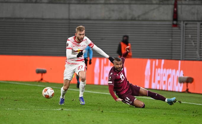 Football, men, 2021 2022 season, Europa League play offs, to reach the round of 16, first leg , RB Leipzig Real Sociedad San Sebastian, v l Konrad Laimer RB Leipzig , Rafinha Real Sociedad , 17 02 2022, Copyright: xMatthiasxKochx